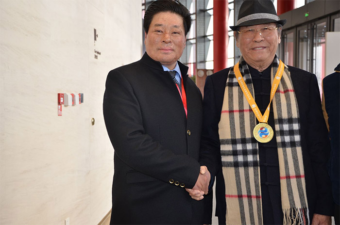 陳董事長(zhǎng)在全球企業(yè)家生態(tài)論壇與演講家合影！