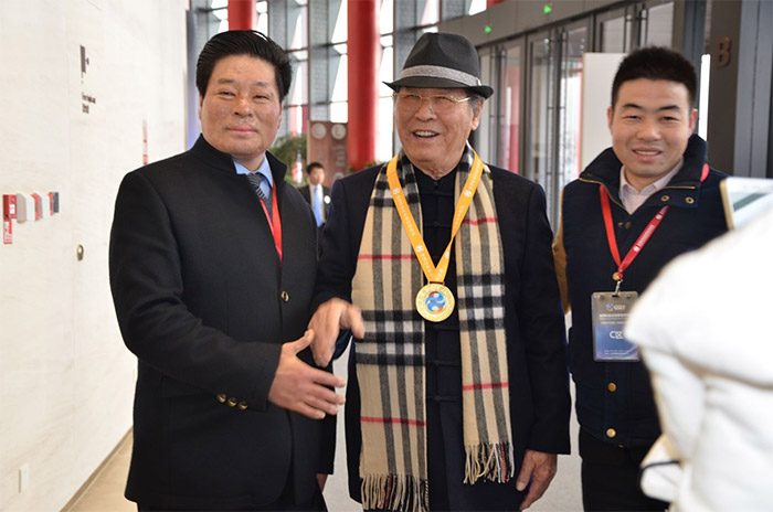 陳董事長(zhǎng)在全球企業(yè)家生態(tài)論壇與演講家合影！